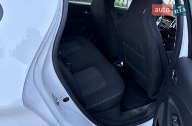 Хэтчбек Renault Zoe 2016 в 