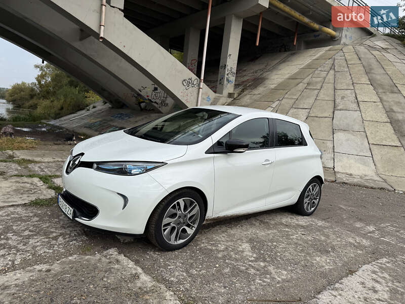 Хэтчбек Renault Zoe 2016 в 
