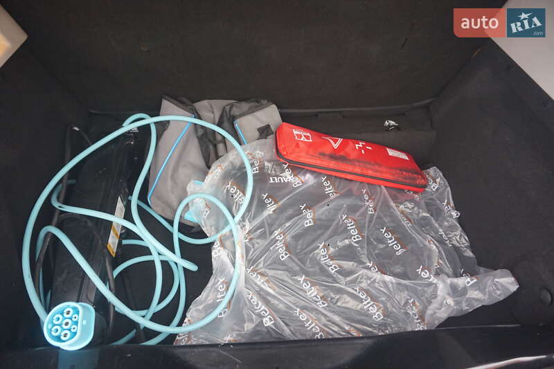 Хэтчбек Renault Zoe 2015 в Самборе фото 49 Хэтчбек Renault Zoe 2015 в Самборе