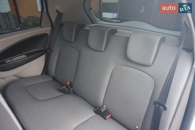 Хэтчбек Renault Zoe 2015 в Самборе фото 48 Хэтчбек Renault Zoe 2015 в Самборе