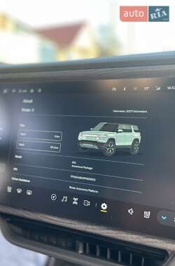 Внедорожник / Кроссовер Rivian R1S 2023 в 