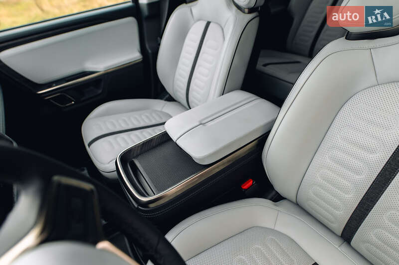 Внедорожник / Кроссовер Rivian R1S 2024 в Киеве