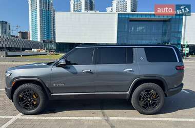 Универсал Rivian R1S 2023 в 