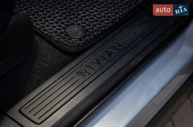 Пікап Rivian R1S 2022 в 