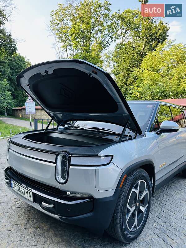 Позашляховик / Кросовер Rivian R1S 2024 в Чернівцях