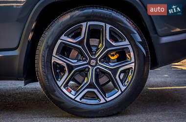Позашляховик / Кросовер Rivian R1S 2023 в 