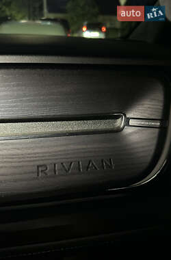 Позашляховик / Кросовер Rivian R1S 2024 в 