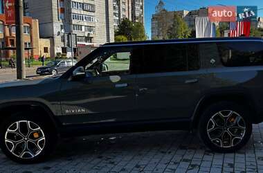 Позашляховик / Кросовер Rivian R1S 2022 в 