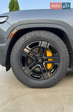 Позашляховик / Кросовер Rivian R1S 2023 в 