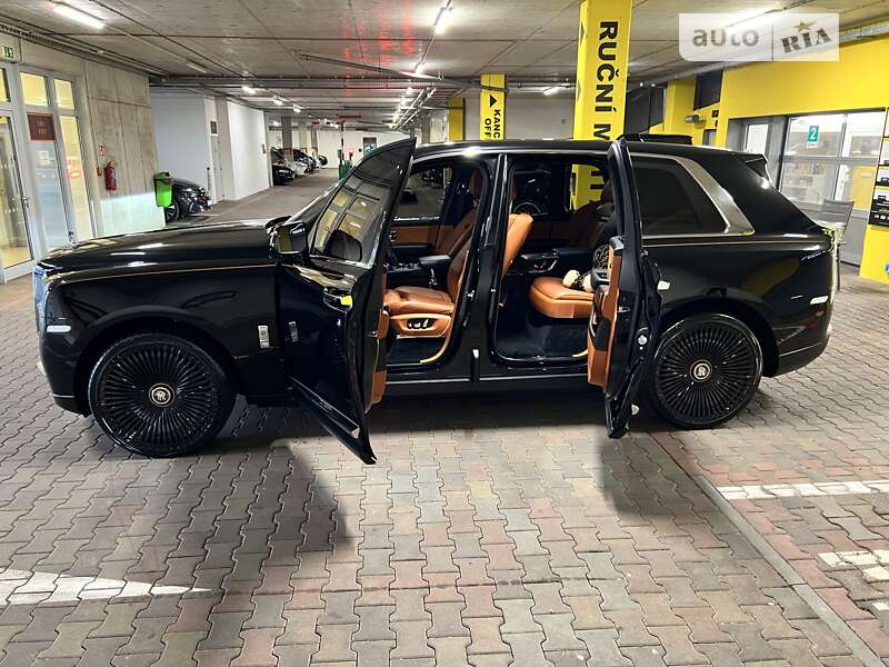 Позашляховик / Кросовер Rolls-Royce Cullinan 2019 в 