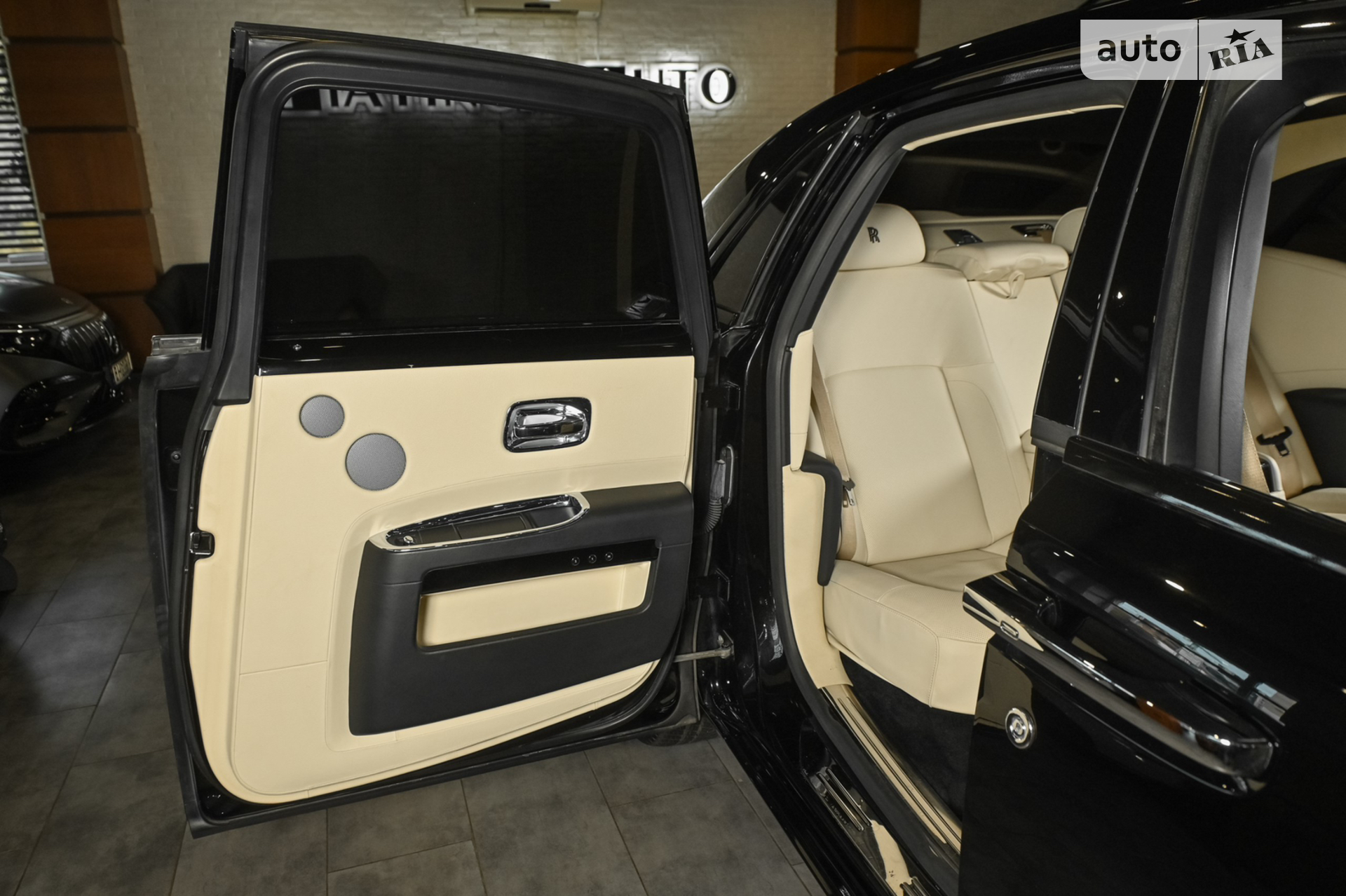 2011 Rolls-Royce Ghost - мініатюра 47
