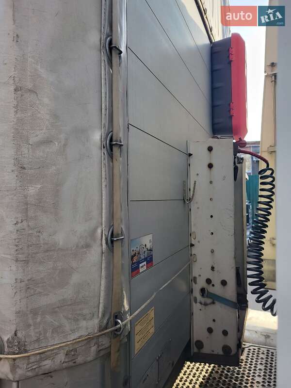 Бортовой полуприцеп Schmitz Cargobull S01 2007 в Днепре