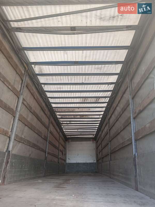 Бортовой полуприцеп Schmitz Cargobull SAF 2003 в Черновцах