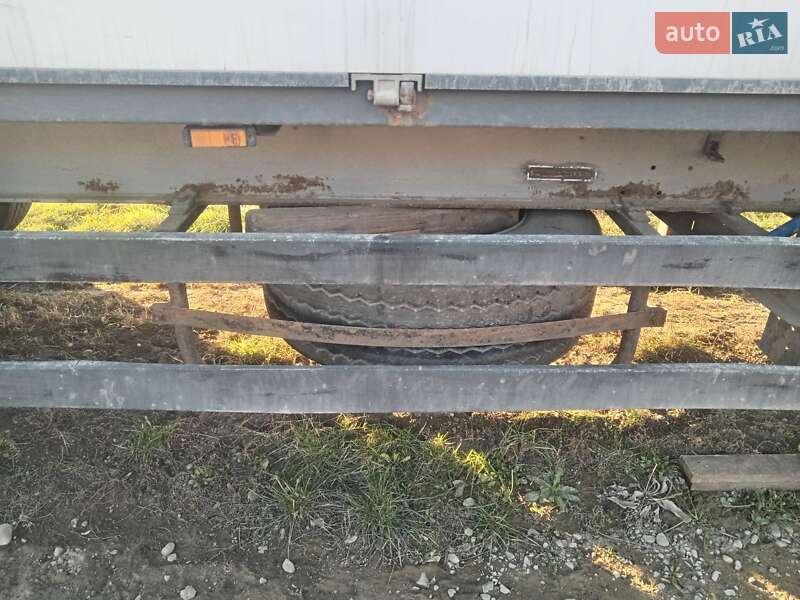 Бортовой полуприцеп Schmitz Cargobull SAF 2003 в Черновцах