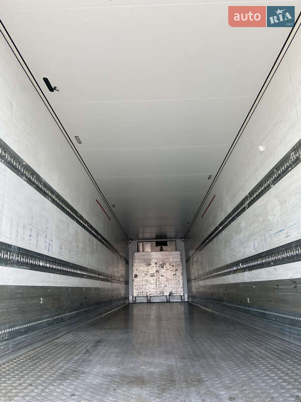 Рефрижератор напівпричіп Schmitz Cargobull SCB S3B 2013 в Славуті