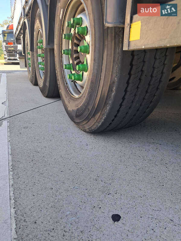 Бортовий напівпричіп Schwarzmuller J-Serie 2011 в Коломиї