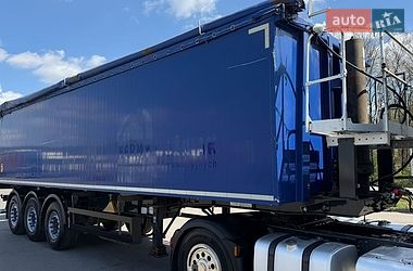 Самоскид напівпричіп Schwarzmuller SK 2012 в Рівному