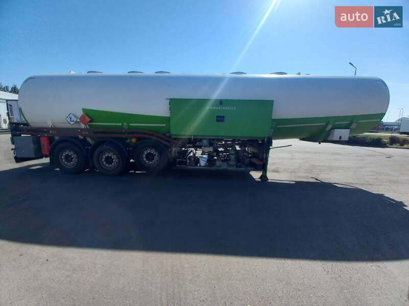 Цистерна Schwarzmuller TS 2011 в Києві