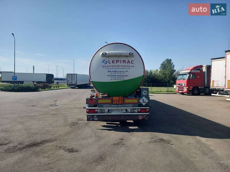 Цистерна Schwarzmuller TS 2011 в Києві