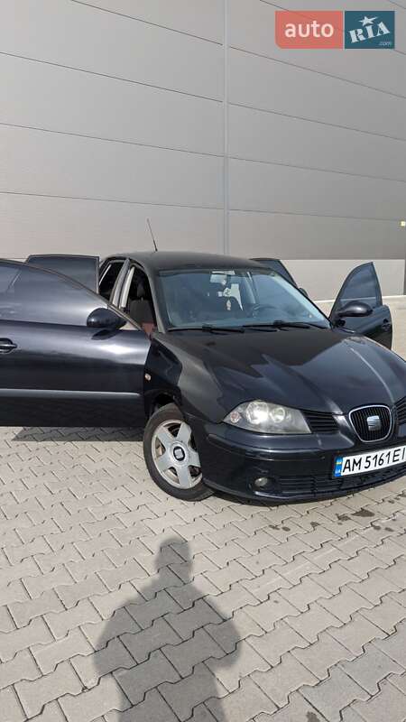 Седан SEAT Cordoba 2008 в Вишневом