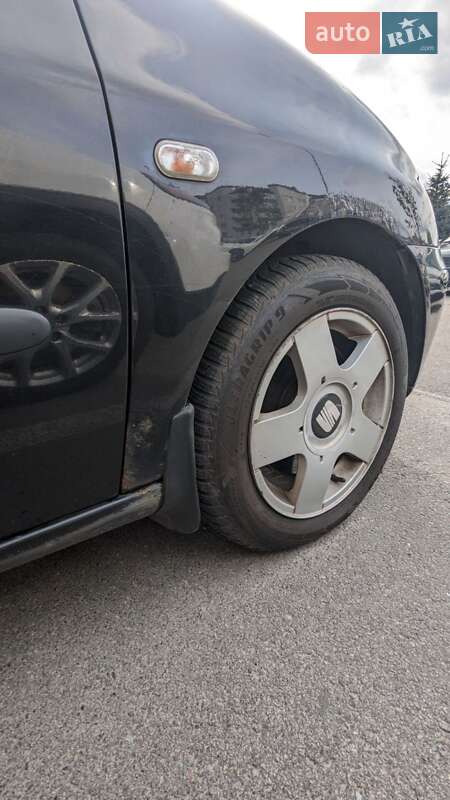 Седан SEAT Cordoba 2008 в Вишневом