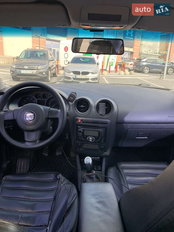 Седан SEAT Cordoba 2007 в Львове