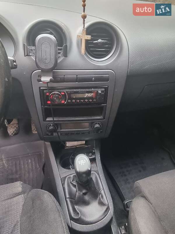 Седан SEAT Cordoba 2008 в Львове