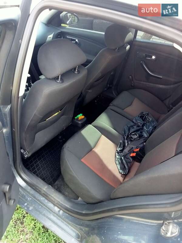Седан SEAT Cordoba 2007 в Бобровиці