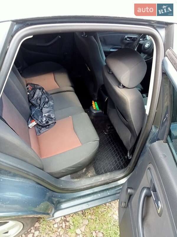 Седан SEAT Cordoba 2007 в Бобровиці