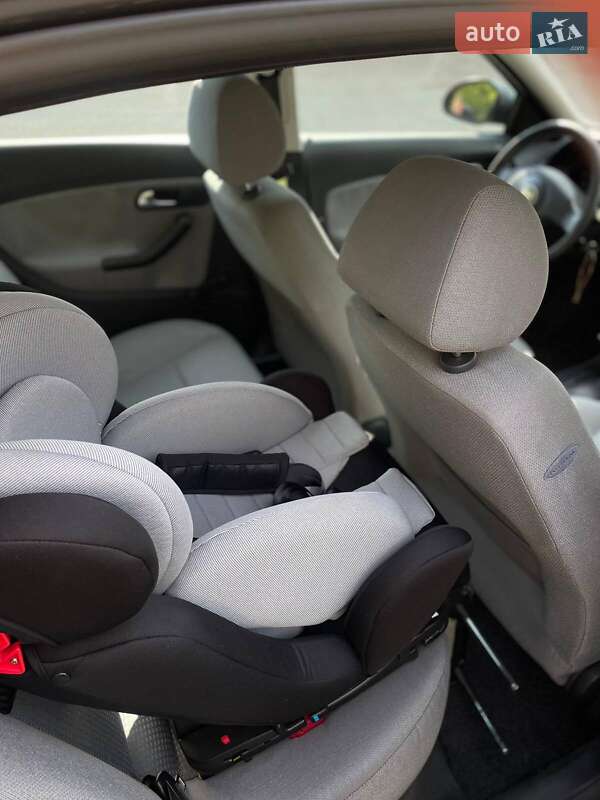 Седан SEAT Cordoba 2003 в Днепре