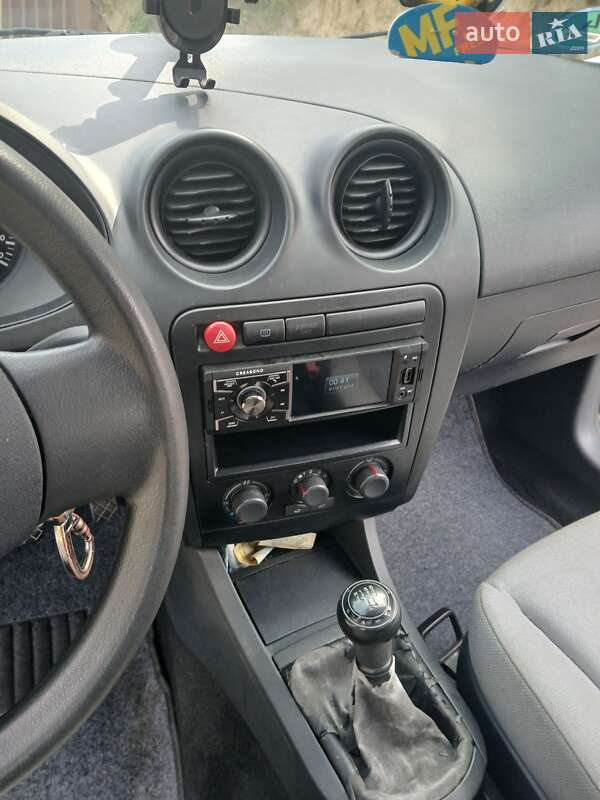 Хэтчбек SEAT Ibiza 2003 в Шумске