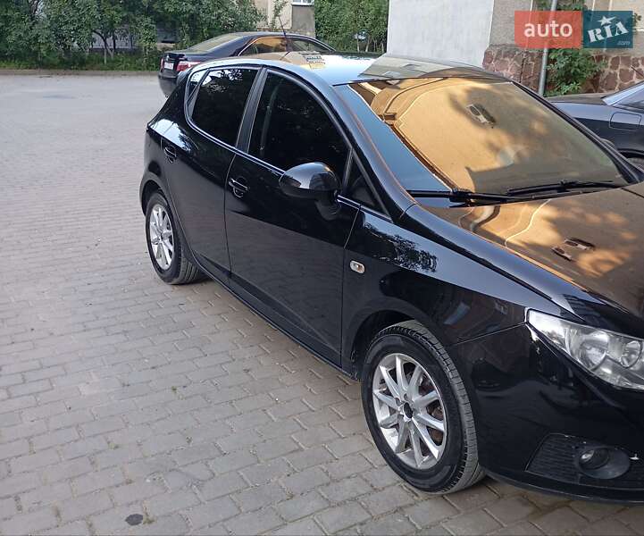 Хетчбек SEAT Ibiza 2011 в Снятині