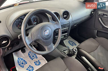 Хетчбек SEAT Ibiza 2005 в  фото 6 Хетчбек SEAT Ibiza 2005 в
