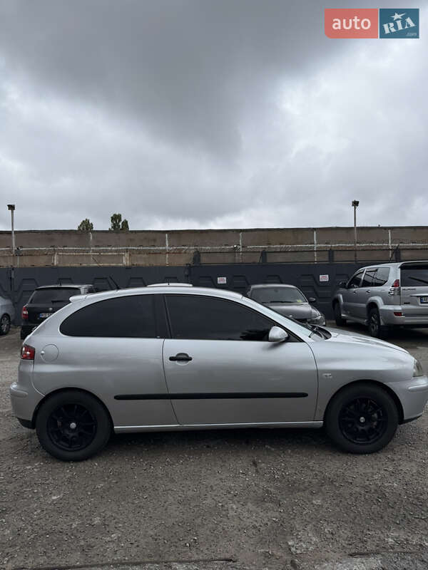 Хетчбек SEAT Ibiza 2003 в Дніпрі