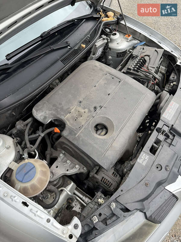 Хетчбек SEAT Ibiza 2003 в Дніпрі