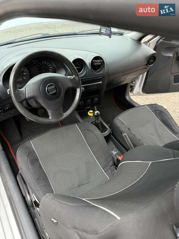 Хетчбек SEAT Ibiza 2003 в Дніпрі