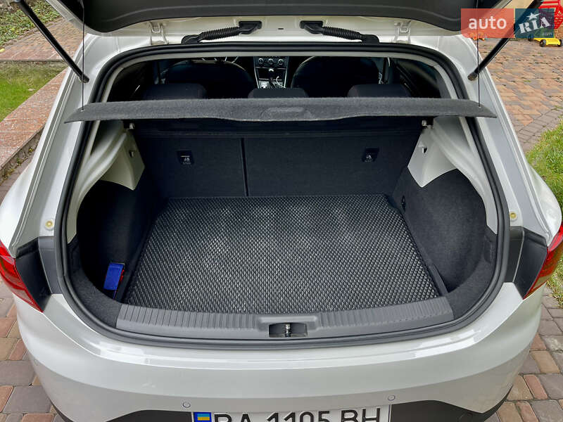Хэтчбек SEAT Leon 2016 в Кропивницком