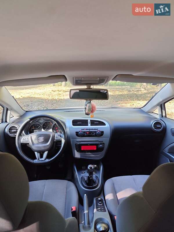 Хэтчбек SEAT Leon 2010 в Каменке