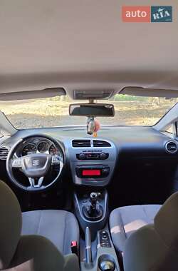 Хэтчбек SEAT Leon 2010 в Каменке