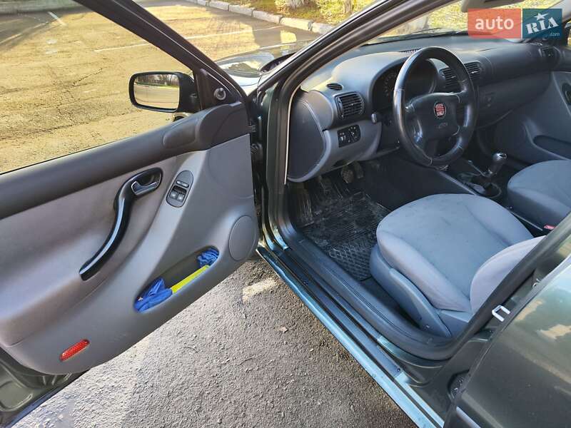Хэтчбек SEAT Leon 2002 в Остроге