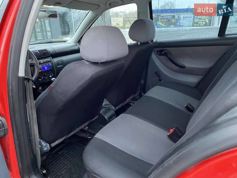 Хэтчбек SEAT Leon 2001 в Звягеле