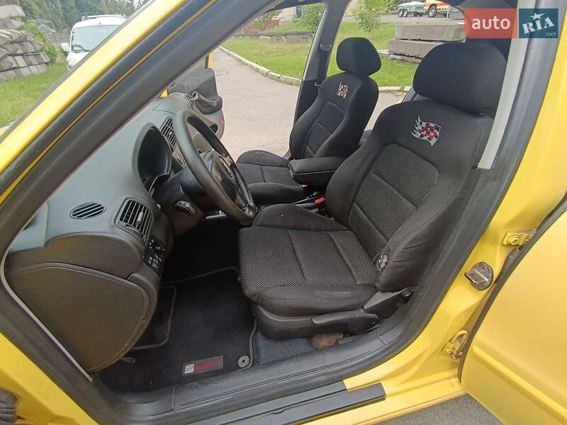 Хэтчбек SEAT Leon 2004 в Хотове