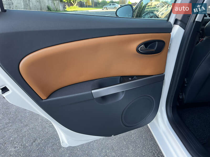 Хэтчбек SEAT Leon 2010 в Умани