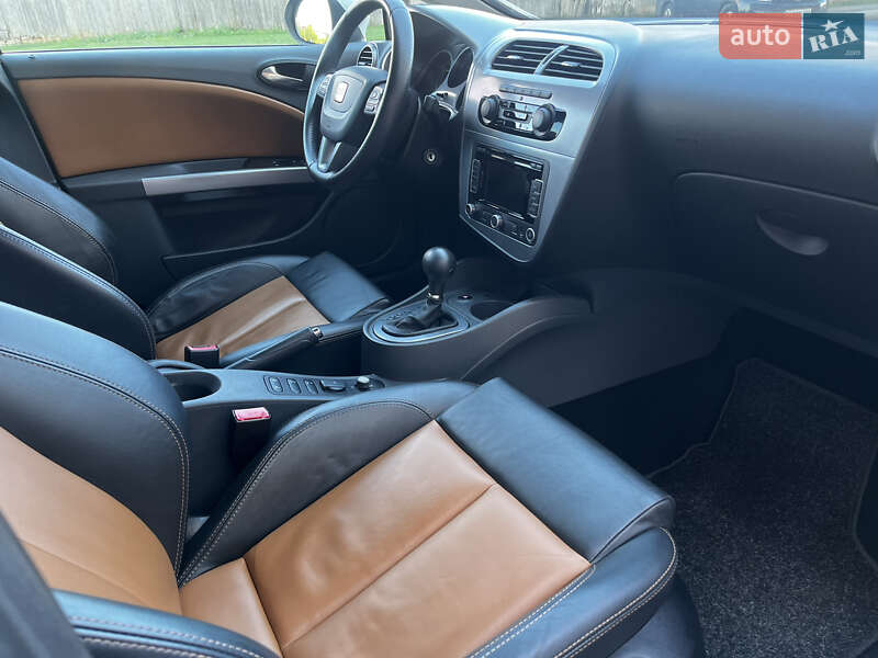 Хэтчбек SEAT Leon 2010 в Умани