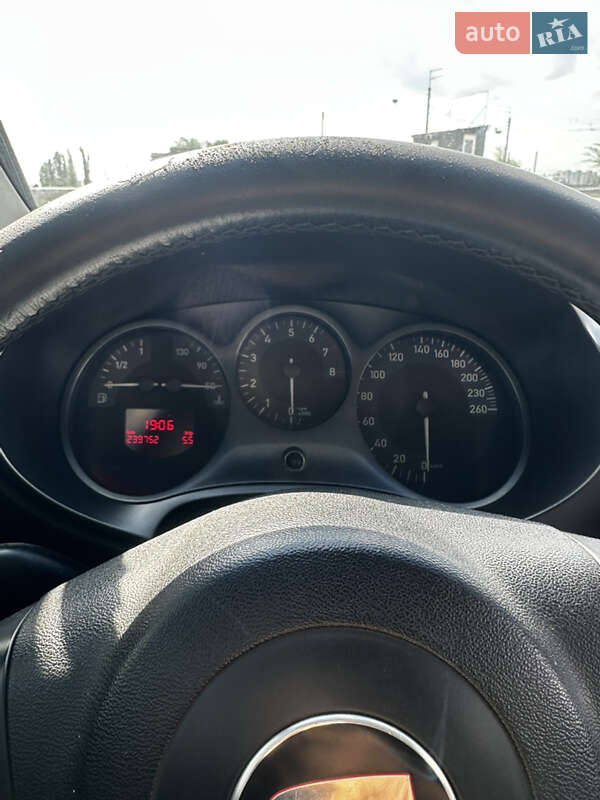 Хэтчбек SEAT Leon 2006 в Киеве