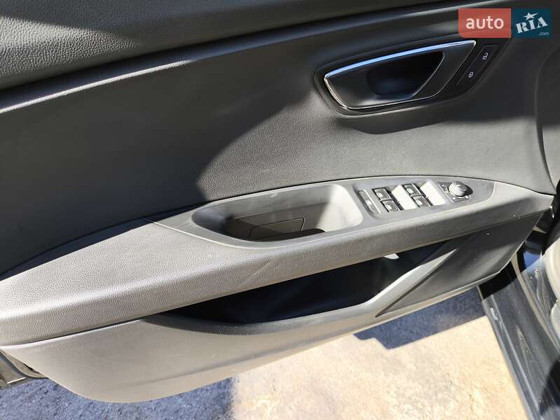 Хэтчбек SEAT Leon 2013 в Лубнах