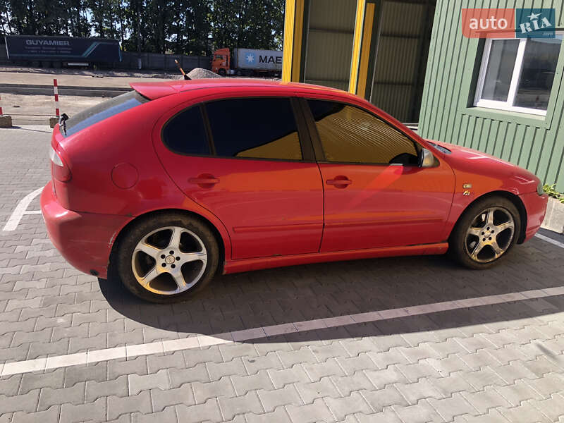 Хэтчбек SEAT Leon 2005 в Вишневом