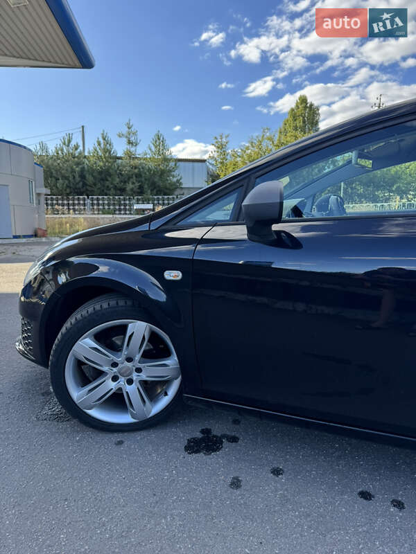 Хэтчбек SEAT Leon 2012 в Великой Багачке