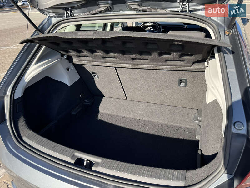 Хэтчбек SEAT Leon 2017 в Киеве