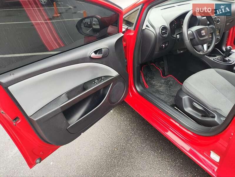 Хэтчбек SEAT Leon 2011 в Виннице